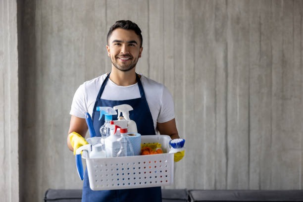 Schoonmaker aan het werk in een modern kantoorpand